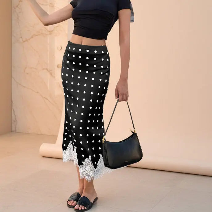 Jupe noire à pois noirs portée avec un haut court noir