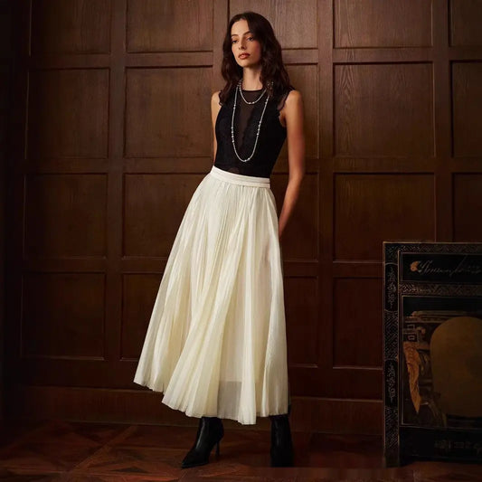 Jupe plissée blanche avec plis réguliers et effet froissé délicat
