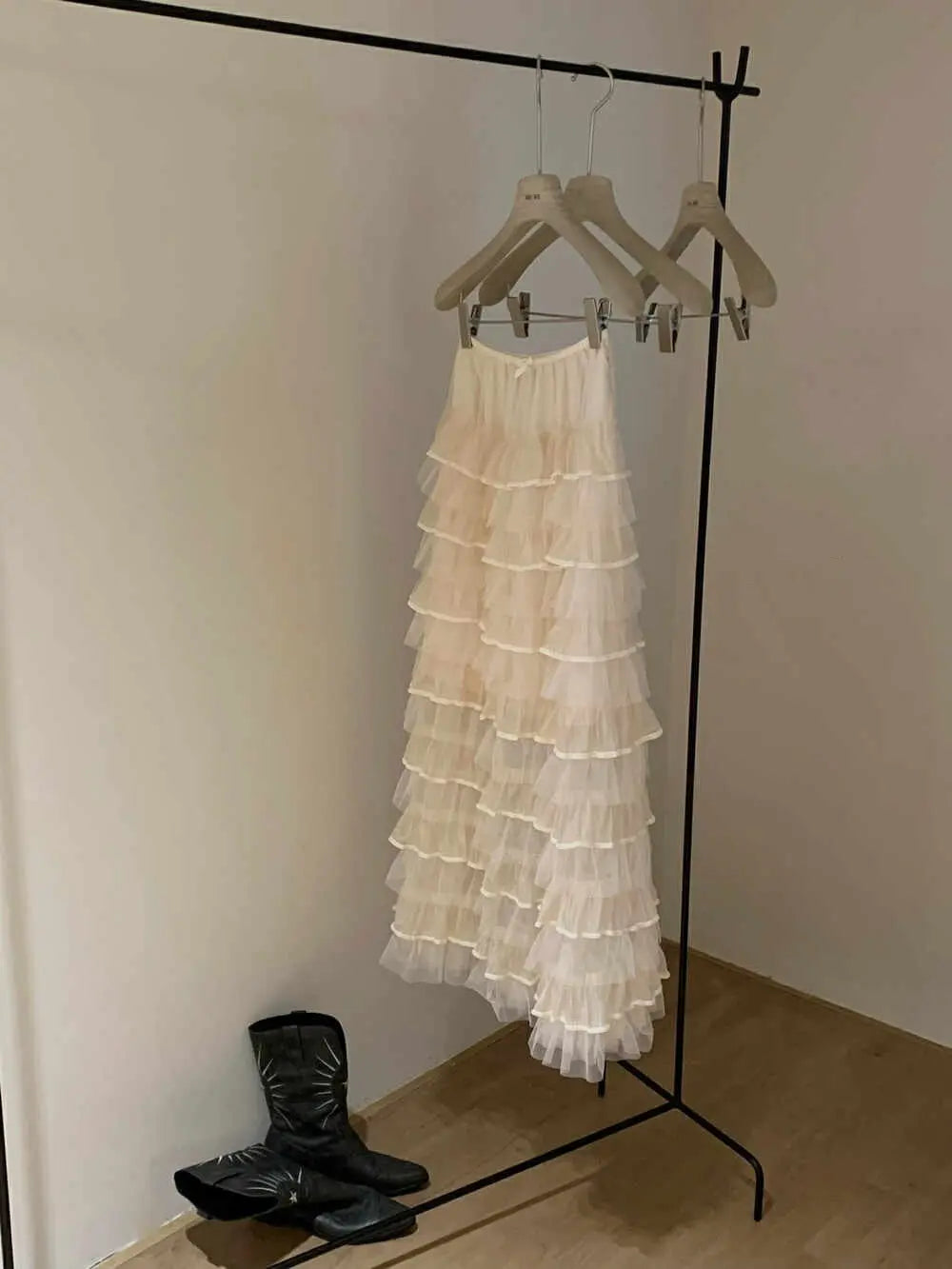 Jupe en tulle beige mi-longue, taille haute, coupe évasée, superpositions en cascade, look romantique et féminin, légère et confortable, style bohème