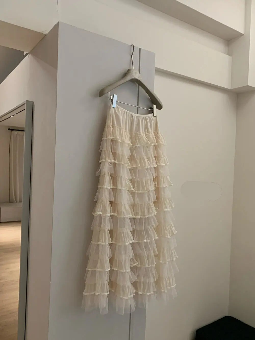 Jupe en tulle beige mi-longue, évasée et bohème, taille haute, superpositions douces, style romantique et tendance, féminine et légère
