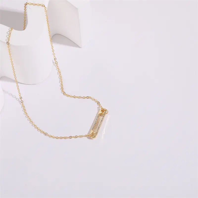 Collier pendentif épingle en zircon plaqué or 14K, style minimaliste et élégant.