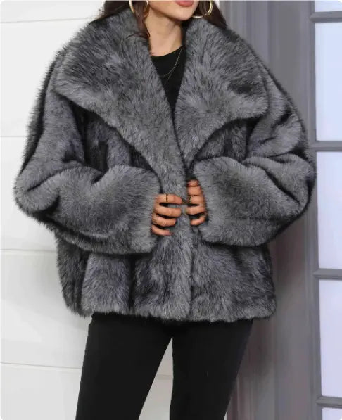 Détail du col en fourrure douce du manteau femme, look luxueux
