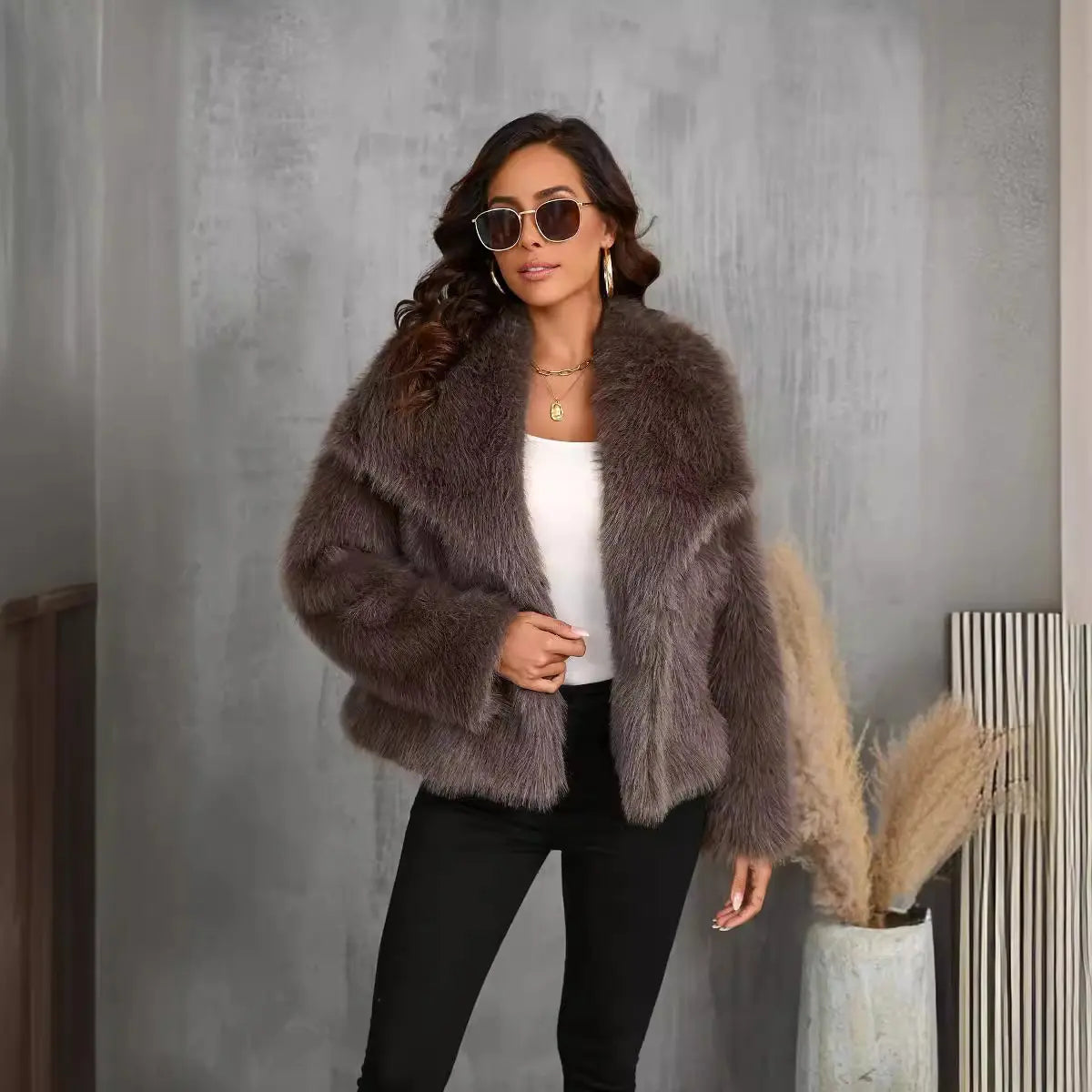 Vue de face manteau femme en fausse fourrure, style élégant et confortable