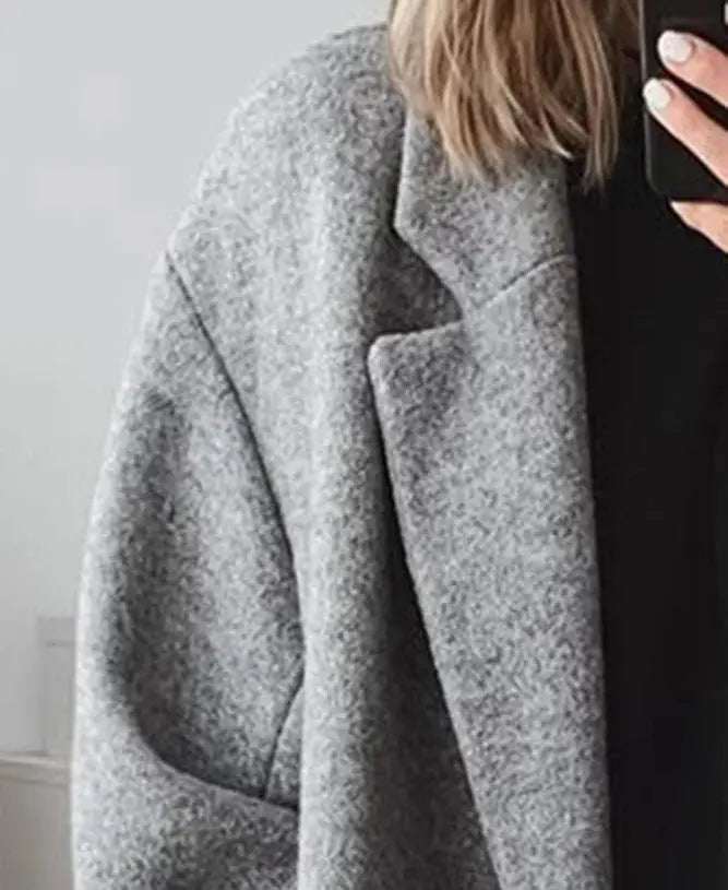Gros plan sur le col tailleur du manteau femme gris SecretBombe