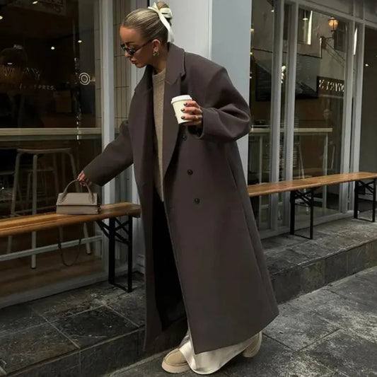 Manteau fluide à double boutonnage, manches longues et col structuré, look minimaliste et cosy