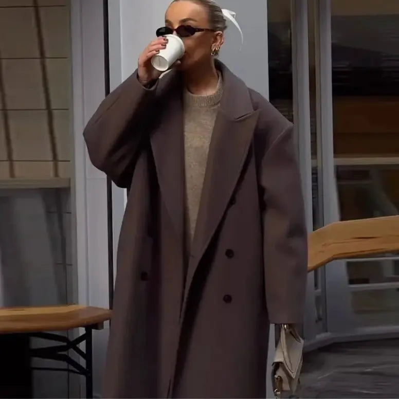 Manteau long oversize en laine mélangée, coupe fluide avec col large et double boutonnage, style chic et moderne.