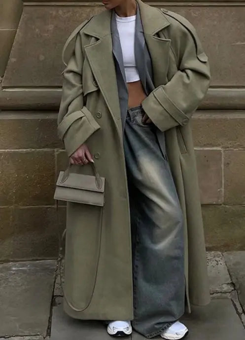Manteau oversize femme associé à accessoires élégants
