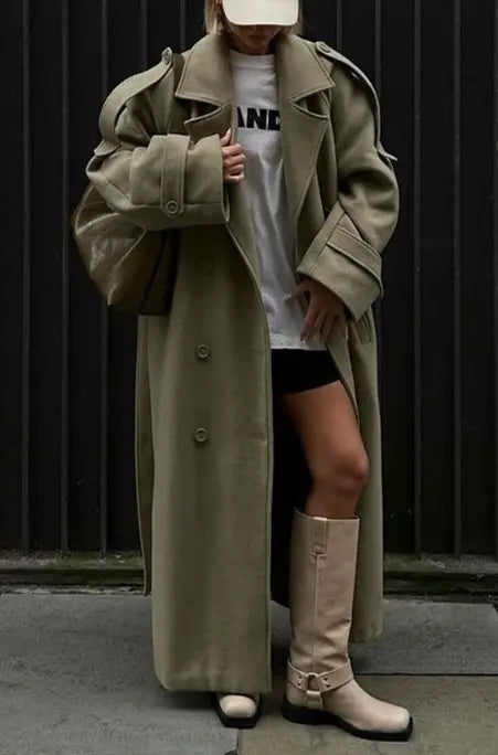 Manteau oversize femme vue de face, coupe longue et manches longues