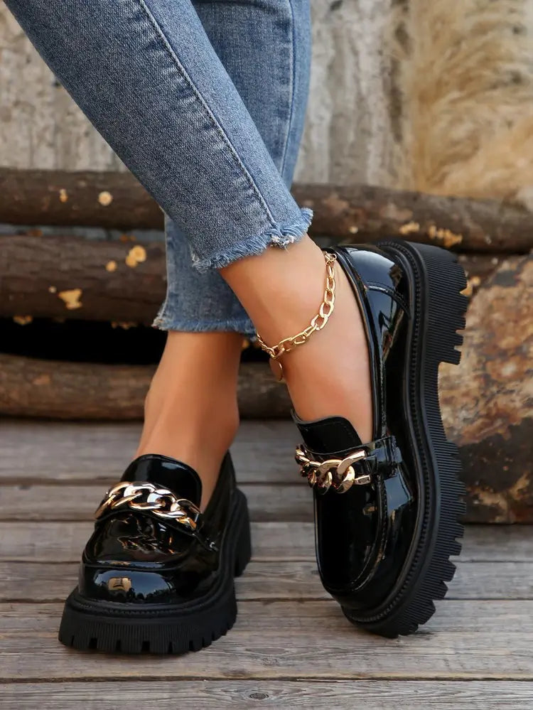 Mocassins Femme Noir Chaîne Dorée Design Chic Tendance