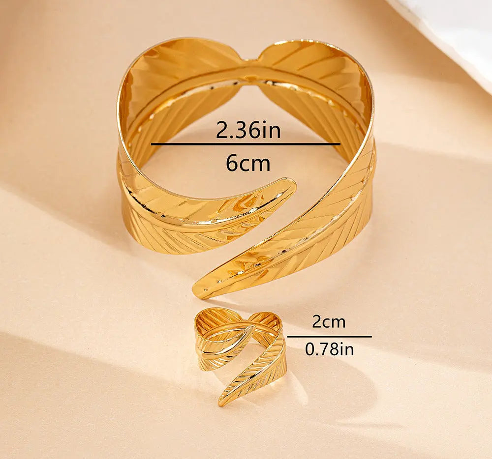 Parure féminine bracelet et bague assortie avec motif feuille, dorure éclatante et élégante.