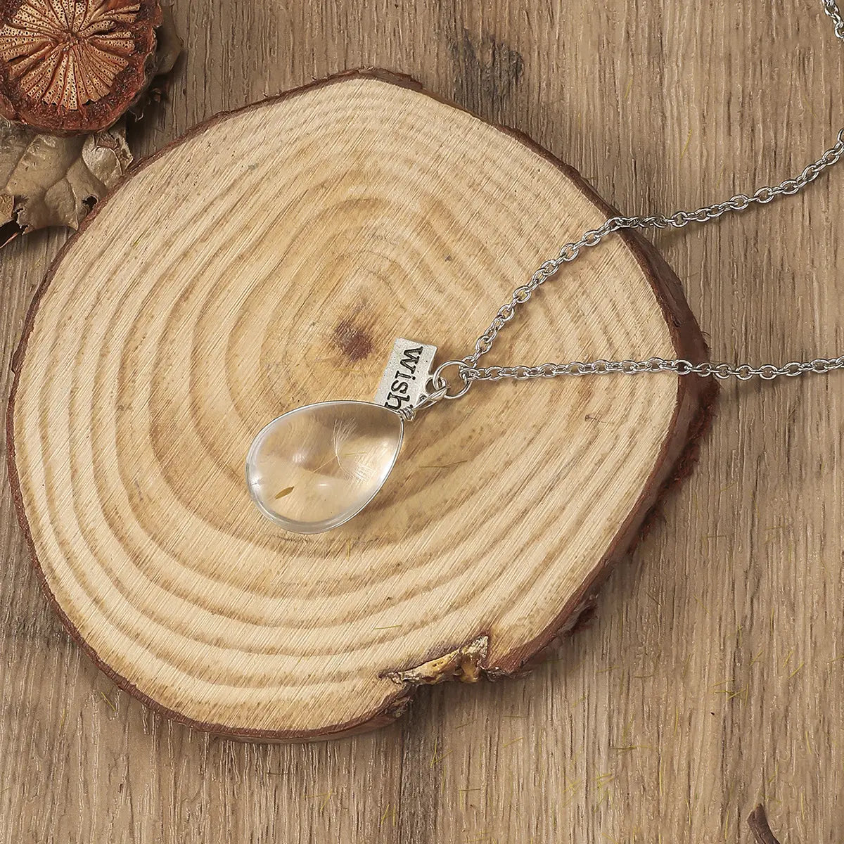 Parure collier et boucles d’oreilles en forme de goutte avec fleurs naturelles suspendues dans de la résine transparente