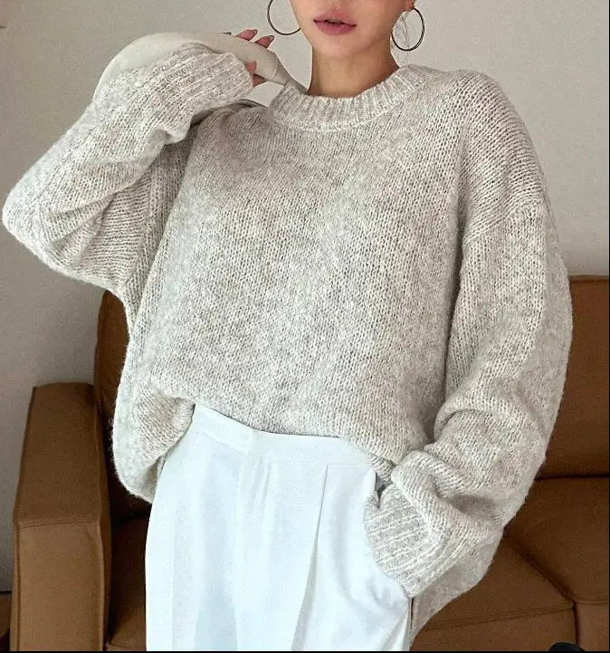 Pull en maille douce polyester, fluide et confortable, idéal pour un look élégant et décontracté.