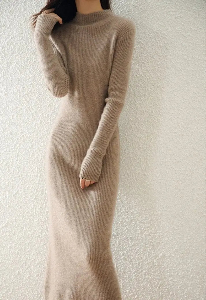 Robe cachemire associée à escarpins et pochette chic pour soirée