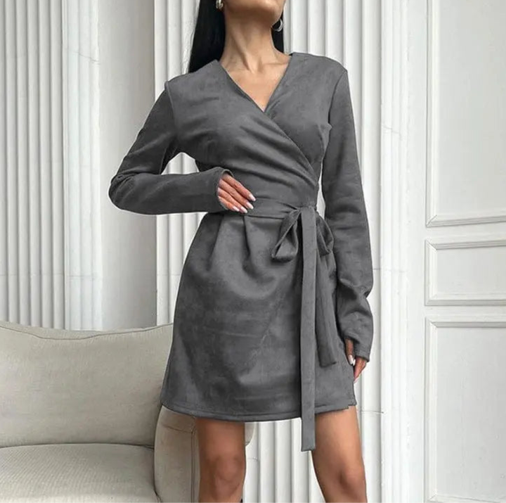 Vue de face de la robe en daim gris avec ceinture nouée et manches longues.
