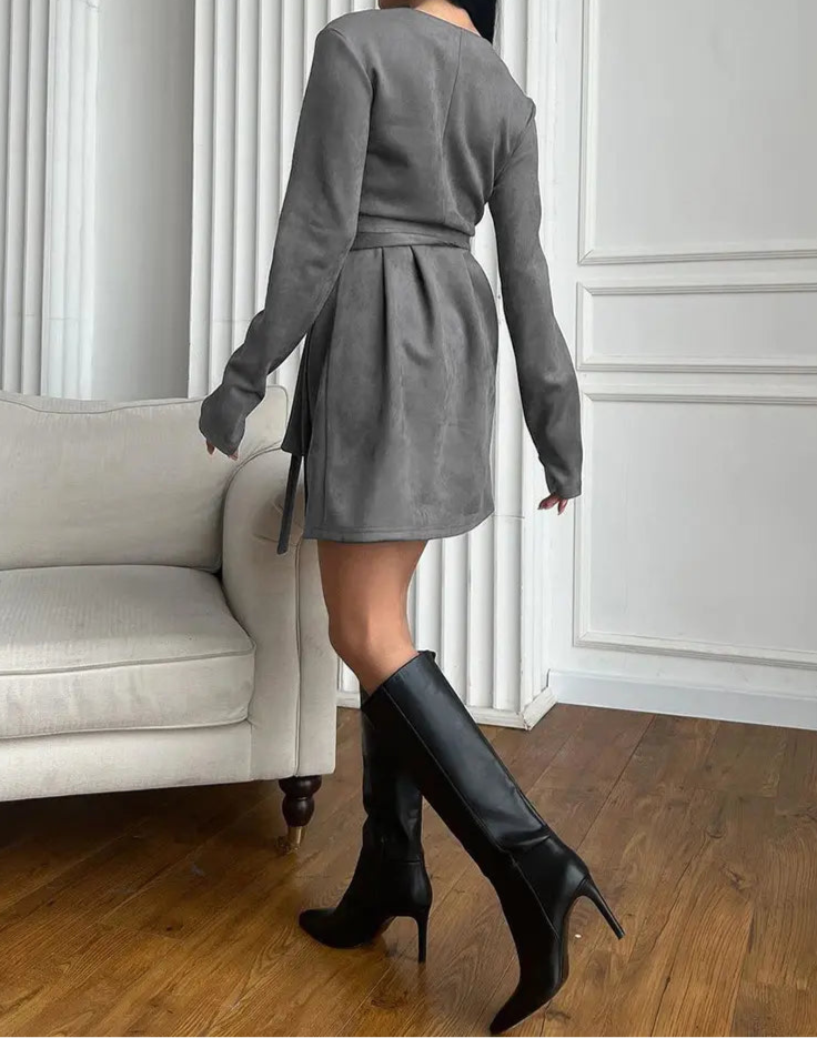 Vue de dos de la robe en daim gris avec ceinture nouée et manches longues.