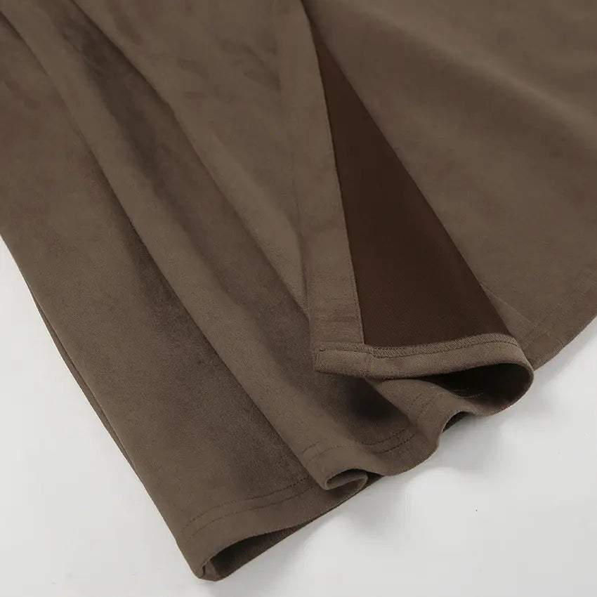 Robe en daim élégante portée avec accessoires pour un look chic de soirée.