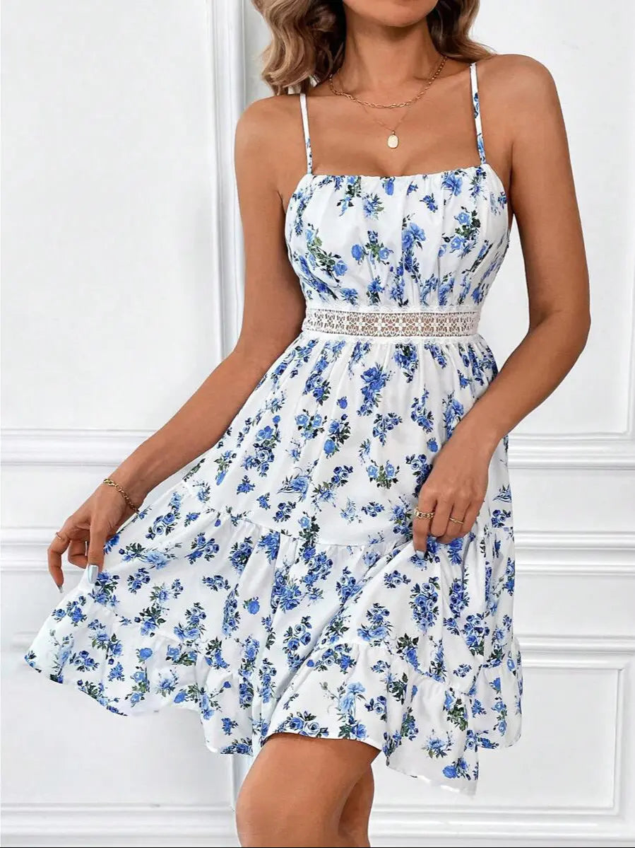 Détail de la taille haute avec bande ajourée d’une robe estivale fluide