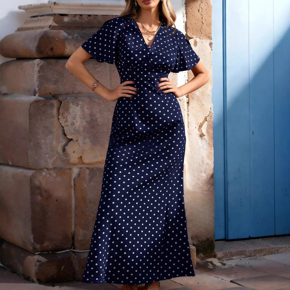 Robe longue bleu marine à pois avec taille ajustée pour femme