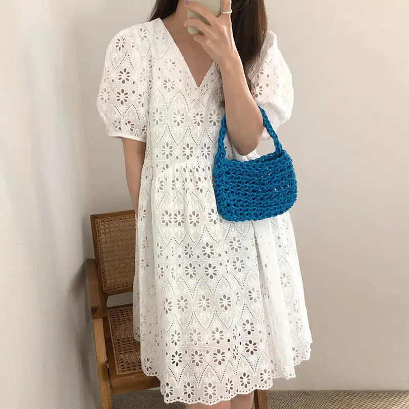 Robe midi brodée noir et blanc avec manches bouffantes