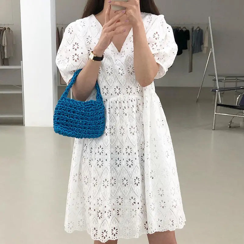 Robe midi brodée noir et blanc avec manches bouffantes