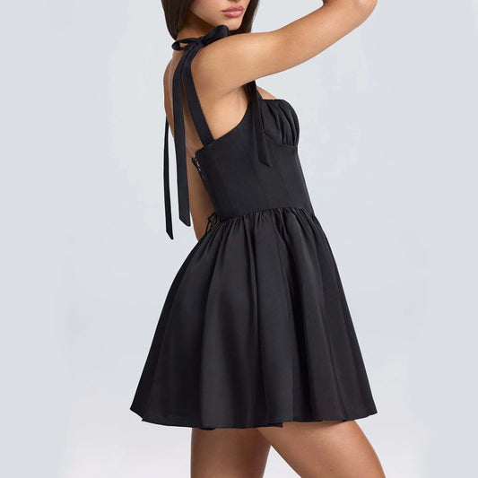 Robe plissée noire courte et fluide pour un style élégant