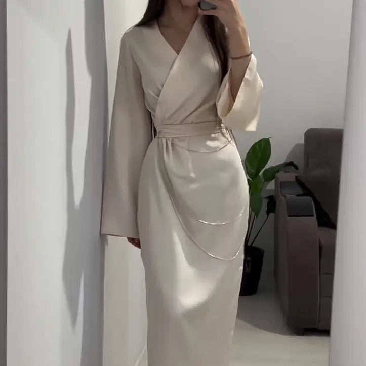 Robe effet satin au style socialite chic et tendance