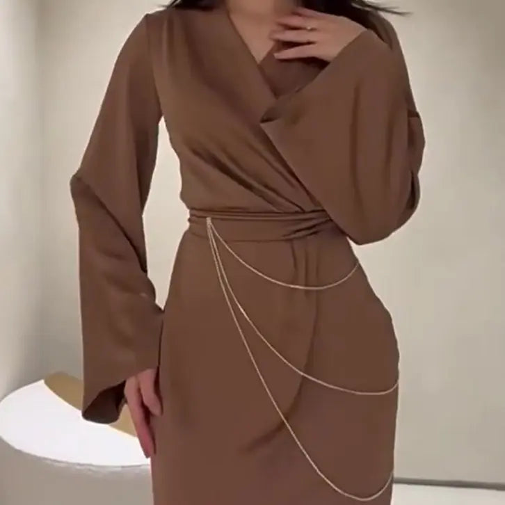 Robe effet satin au style socialite chic et tendance