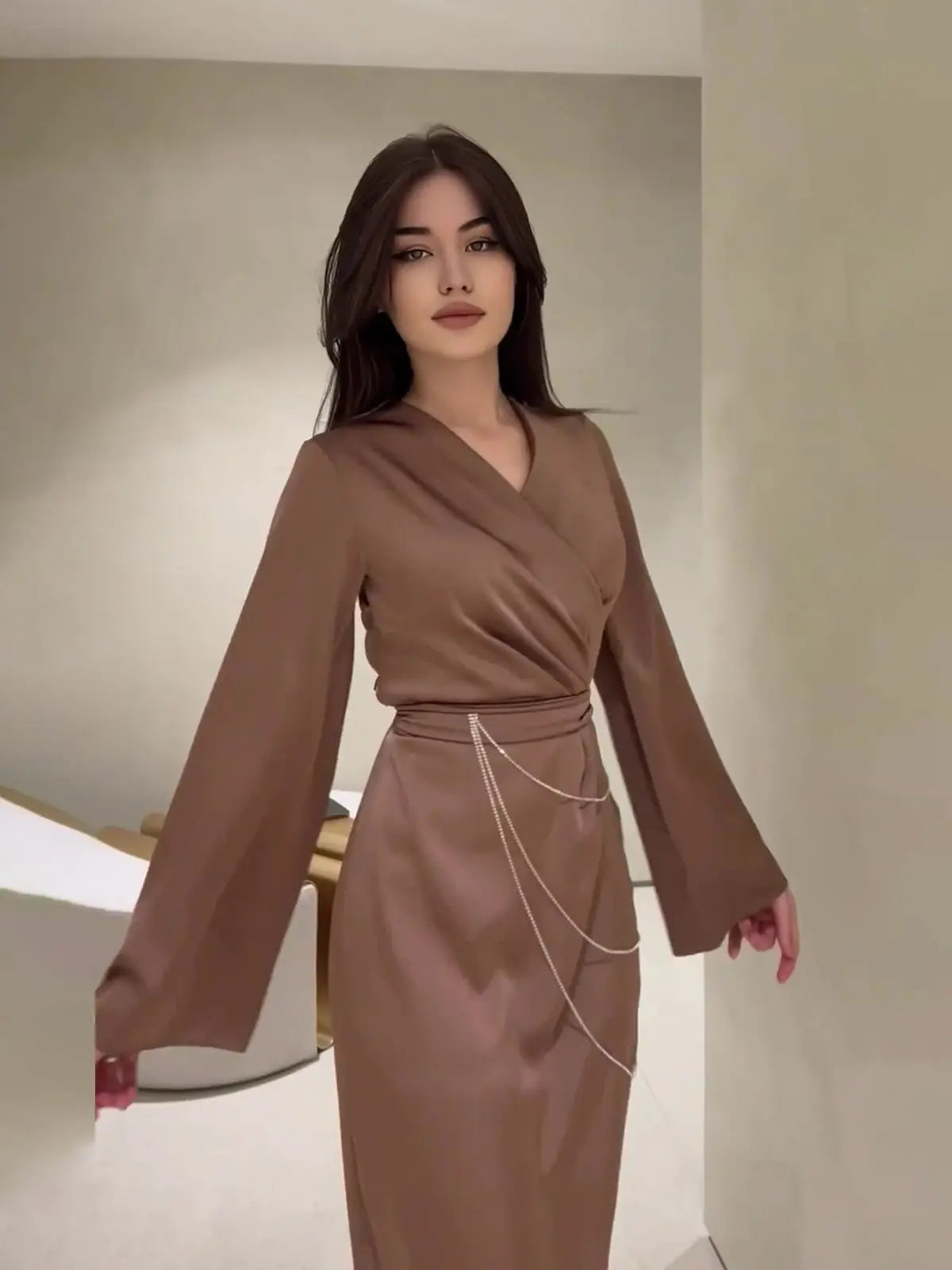 Robe satinée parfaite pour une soirée élégante ou un cocktail