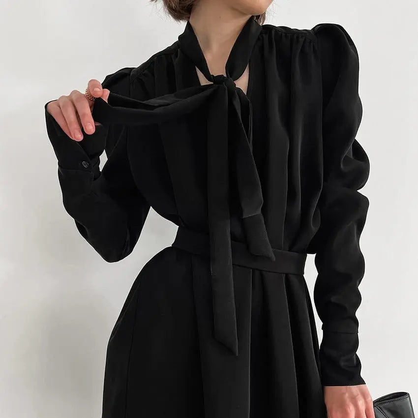 Robe trapèze noire élégante à encolure V et manches bouffantes