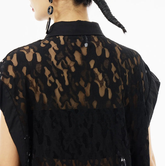 Gros plan sur le col chemise d’une robe tunique fluide et élégante