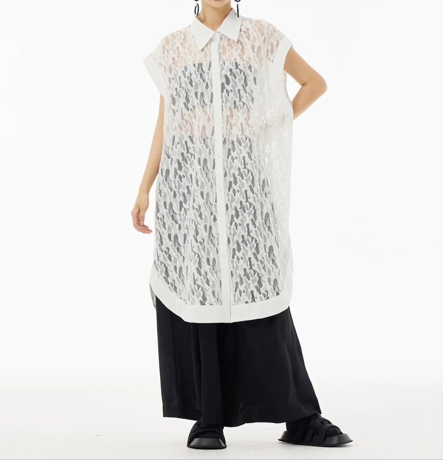 Robe tunique fluide et élégante portée pour un style bureau chic et confortable