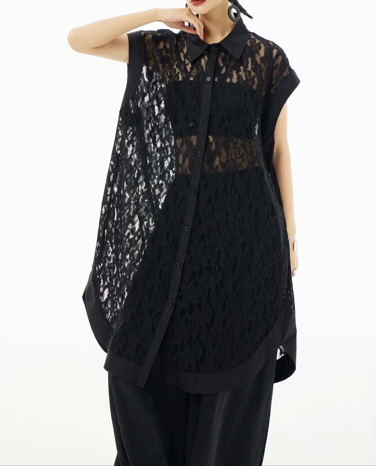Robe tunique fluide et ample pour soirée ou événement spécial, style moderne et audacieux
