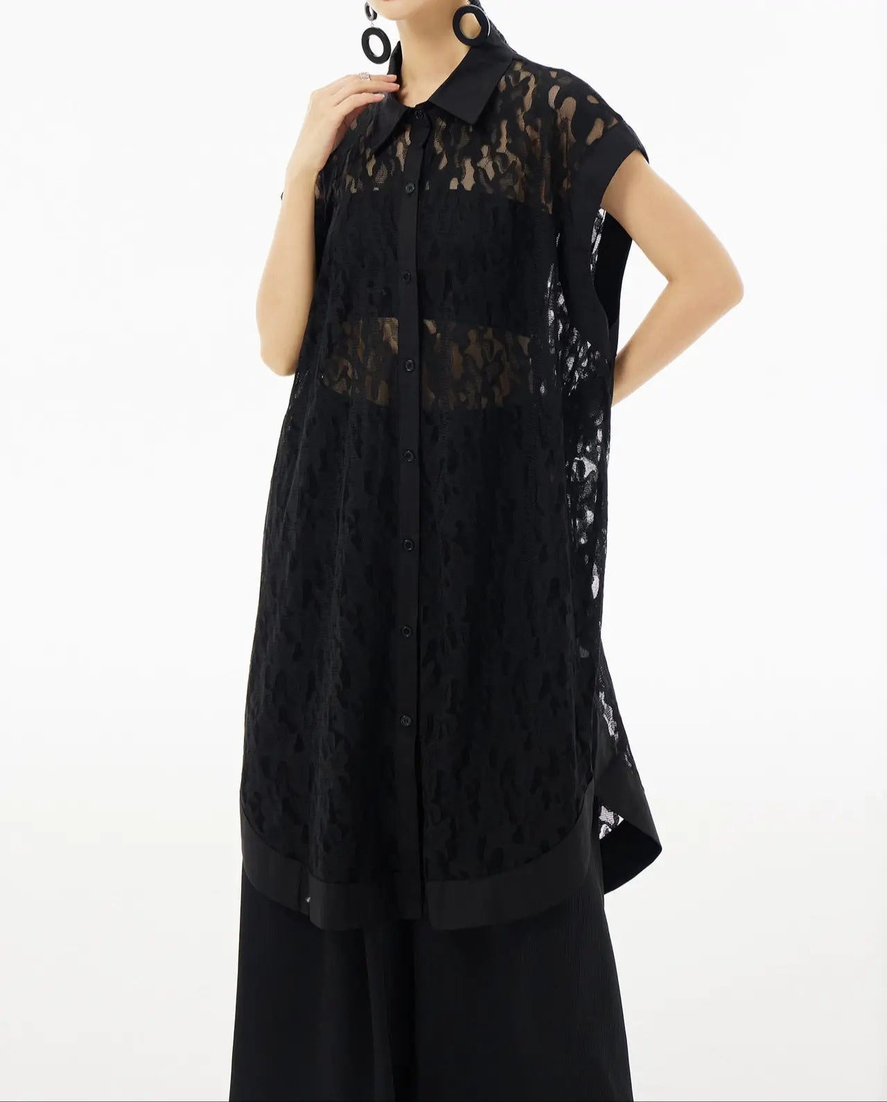 Robe tunique vue de face, fluide et ample, col chemise avec fermeture boutonnée