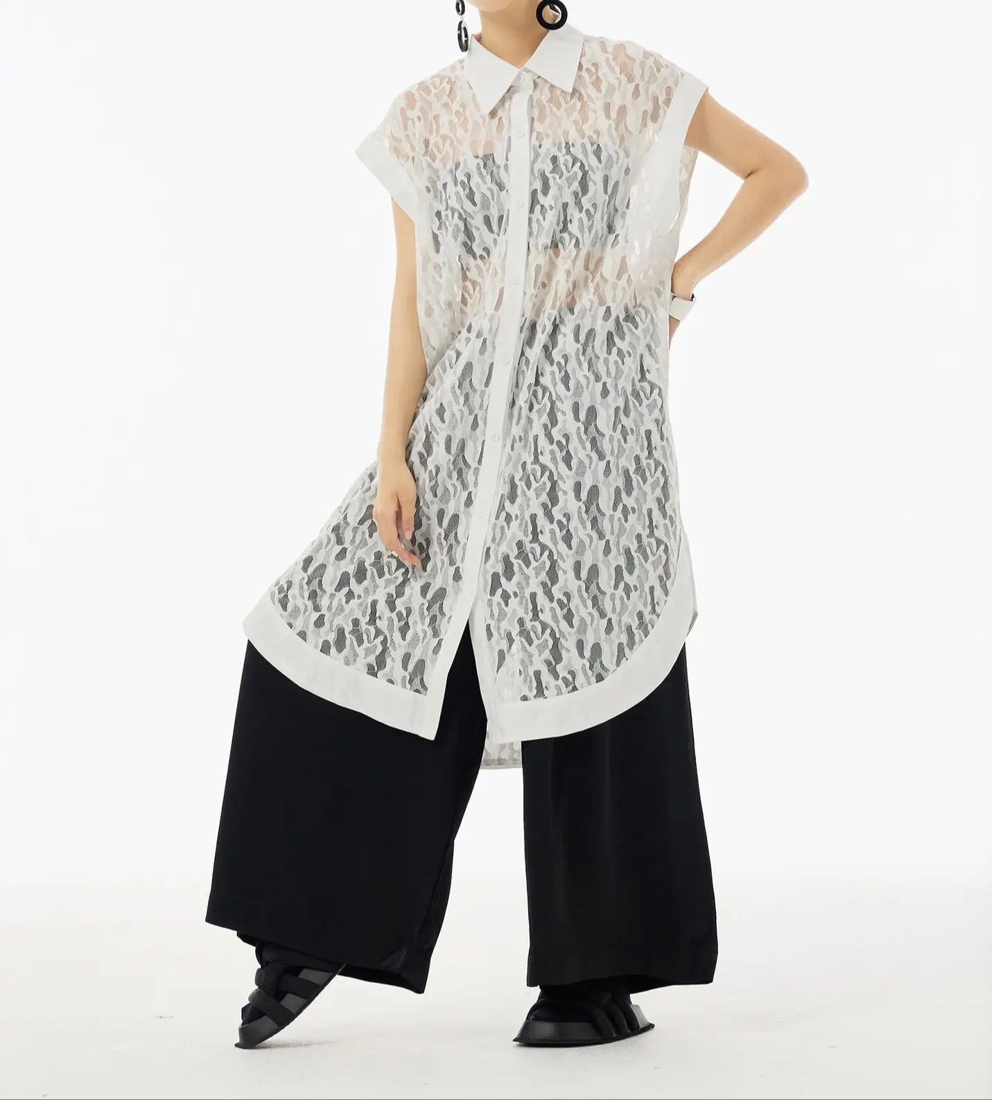 Robe tunique vue de face, fluide et ample, col chemise avec fermeture boutonnée