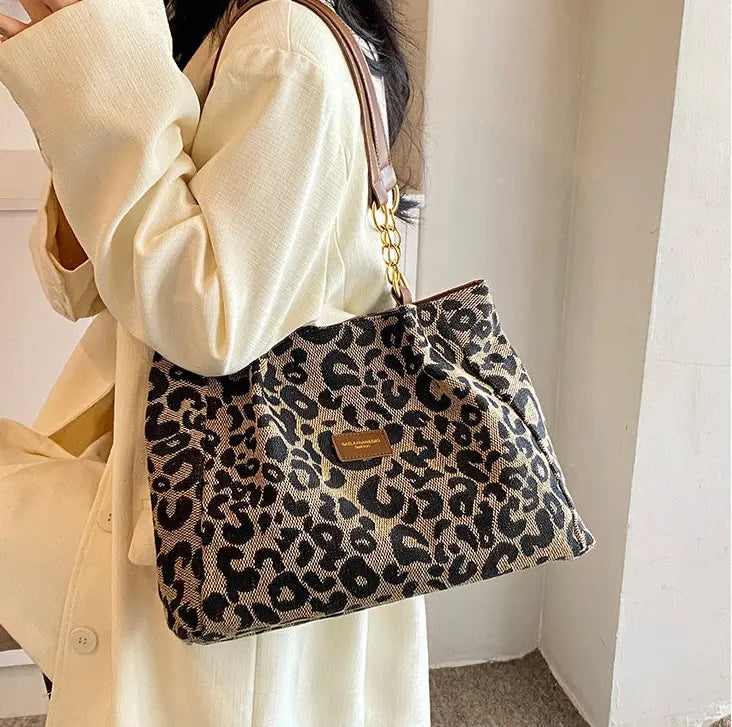 Sac cabas effet cuir vegan avec finitions métalliques dorées
