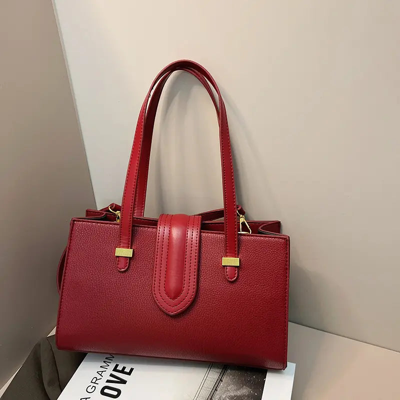 Sac urbain en cuir végan dimensions 17x28x9 cm, format pratique quotidien.
