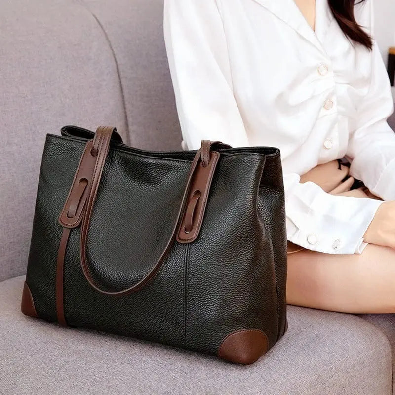 Vue intérieure du sac en cuir avec compartiments téléphone et dossiers.