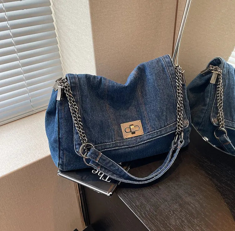Gros plan sur la ligne latérale moderne du sac denim bleu classique.
