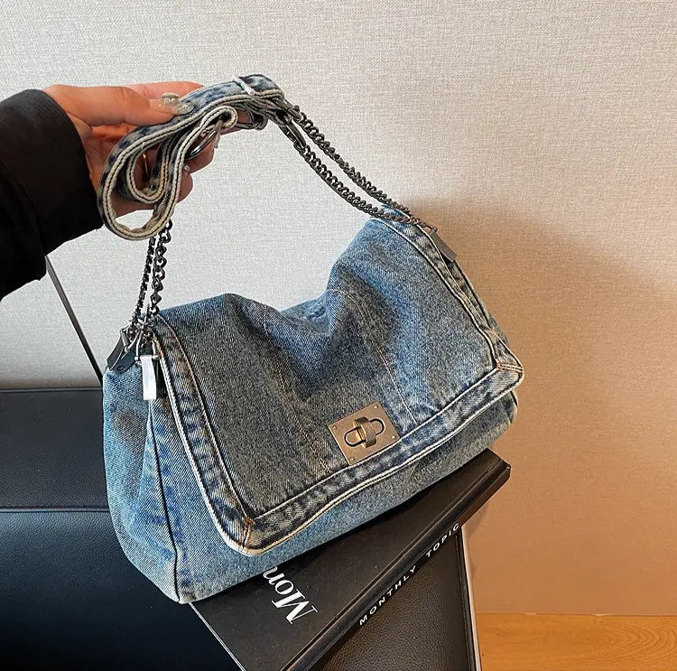 Sac en denim femme format 35x21 cm, idéal pour un usage quotidien.