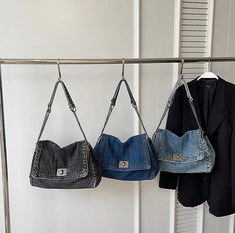 Sac denim femme associé à une tenue streetwear tendance.