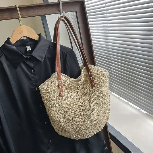 Sac femme bohème chic couleur beige spacieux et léger, porté épaule ou main