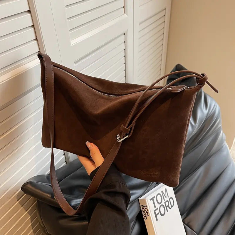 Sac femme chic en daim souple et raffiné, usage quotidien
