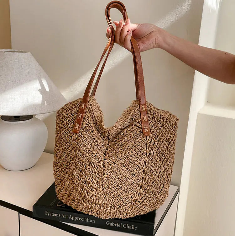 Sac femme porté main taupe , spacieux et souple, parfait pour sorties et shopping