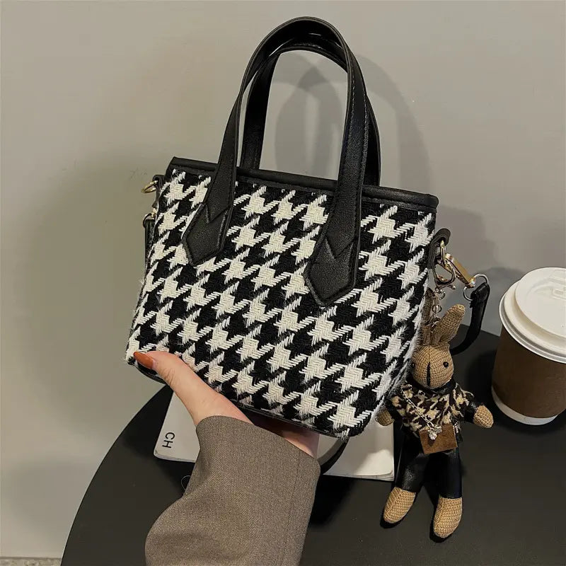 Sac carré en laine avec accessoires assortis, look élégant quotidien.