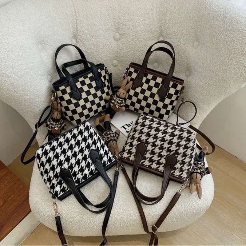 Sac en laine porté à l’épaule avec bandoulière amovible réglable.
