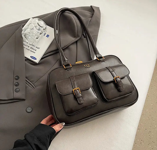 Sac à main compact 31x20x9 cm, format pratique pour usage quotidien.