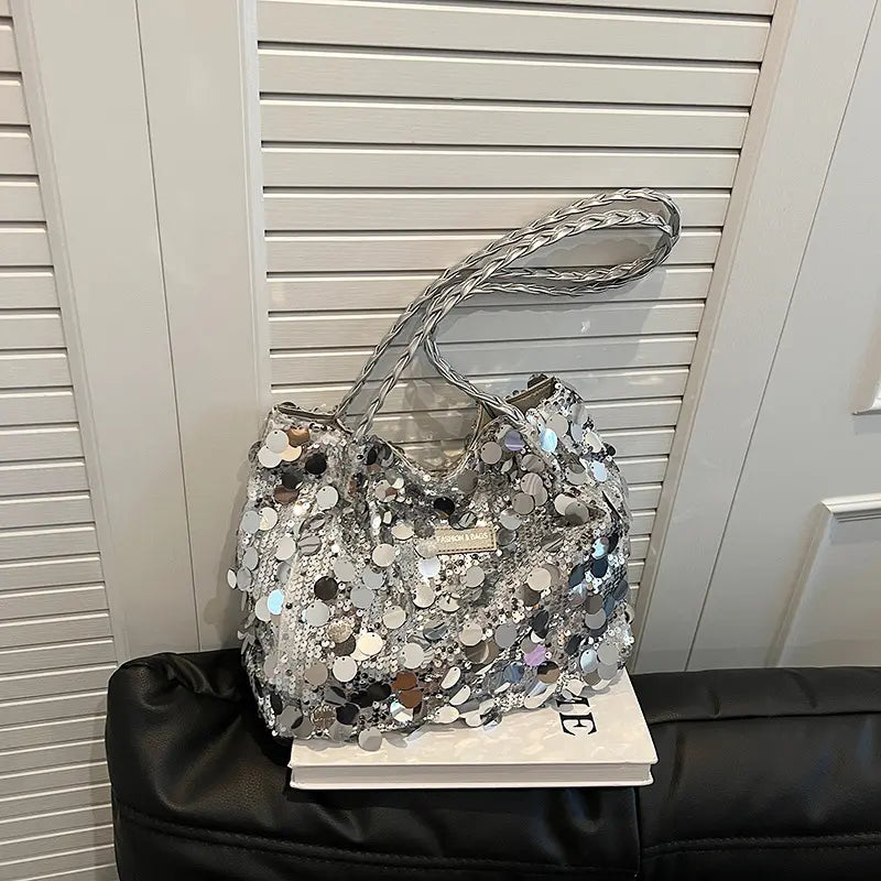Sac à main ultra tendance avec finitions brillantes, apportant une touche d’éclat à vos tenues quotidiennes, mélange parfait entre style urbain et glamour