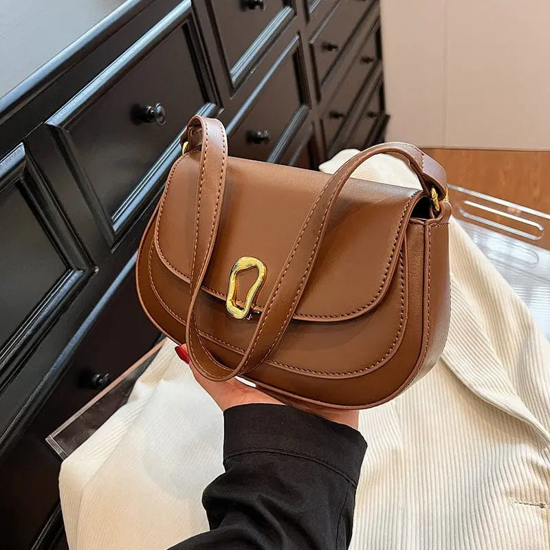 Sac à main marron porté au quotidien, simplicité urbaine chic.