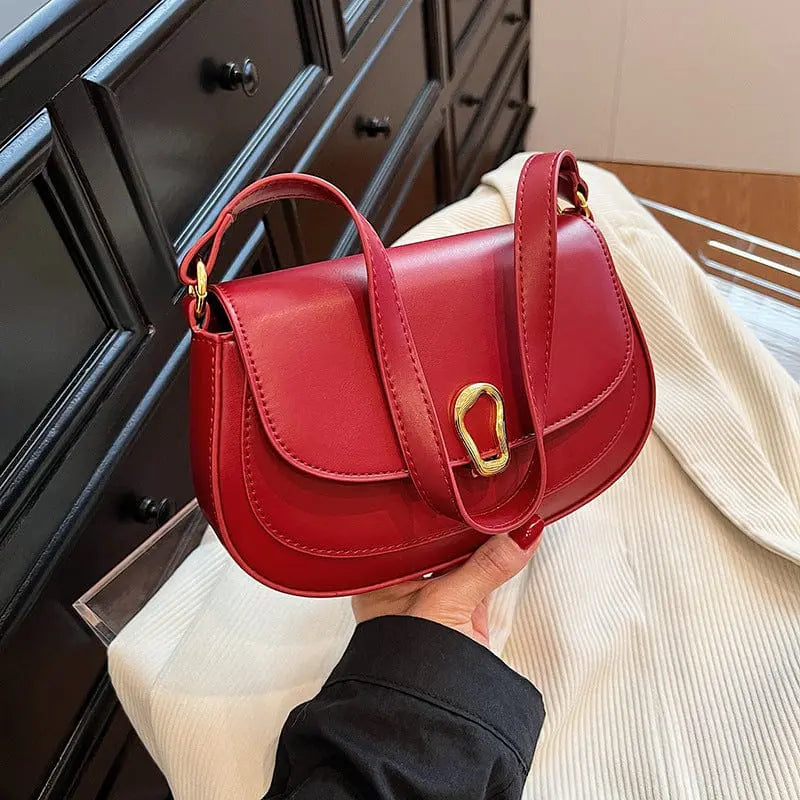 Sac à main rouge carré horizontal, accessoire mode audacieux et chic.