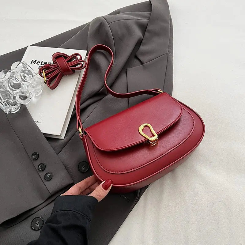 Sac à main rouge carré horizontal, accessoire mode audacieux et chic.
